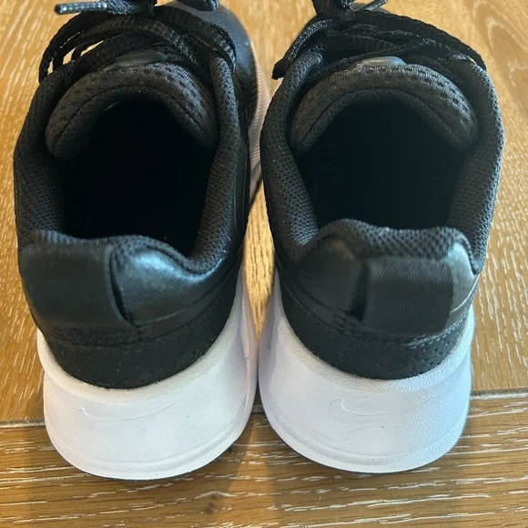 Nike Women's Air Max Nuaxis Shoes - Picture 6 of 7